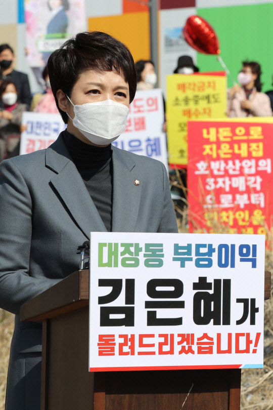 김은혜 국민의힘 의원이 지난 4월7일 경기 성남시 대장동의 한 개발현장을 방문한 자리에서 6·1 지방선거 경기도지사 출마 포부를 밝히고 있다.<연합뉴스>